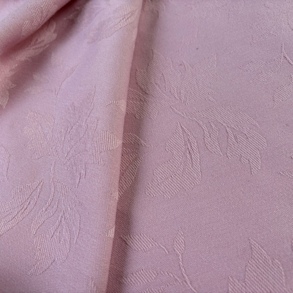 60” Vintage Round Pink Damask Tablecloth w/a Subtle Rose Pattern. - Picture 4 of 9